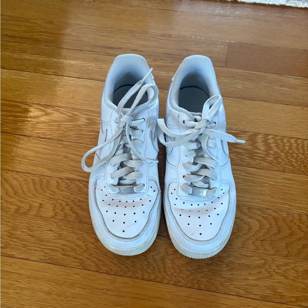 Whie Nike Air Force Ones